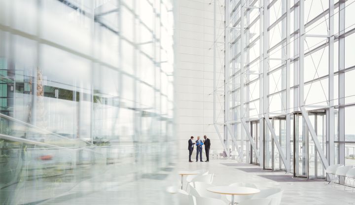 Discussion dans un hall d'immeuble en journée